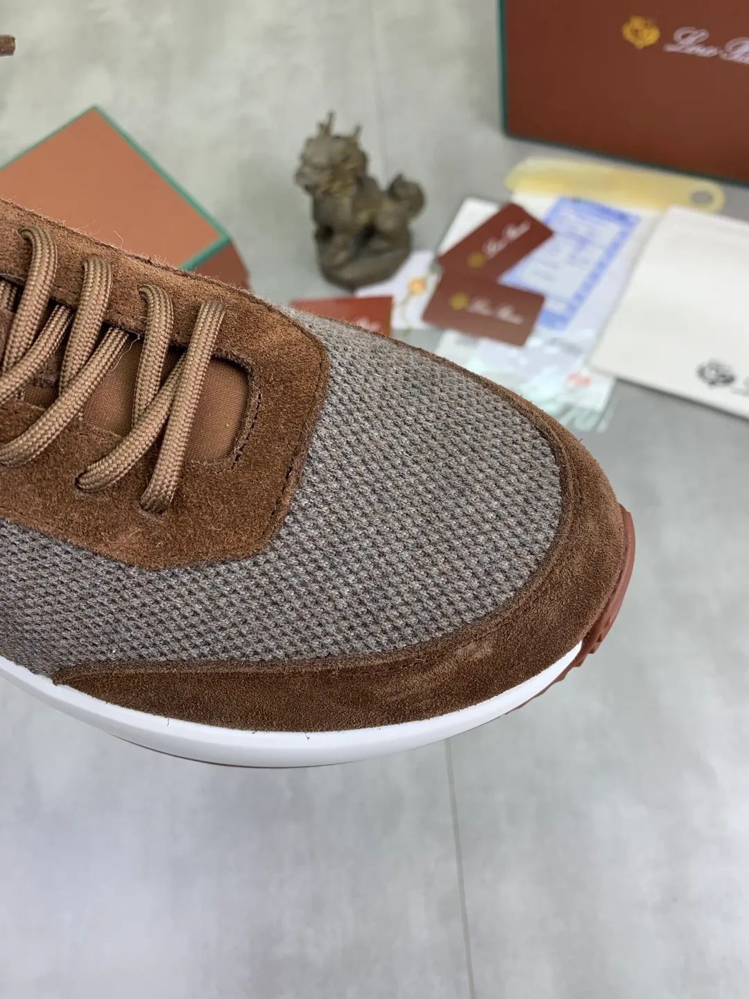 Men's men's shoes 💰P440 New model 💰 The latest casual shoes Loro Piana 💯 Top grade 💯 Buy the original copy 💯 Founded the existing Loro Piana company on April 24, 1924. It is now the sixth generation of family business, providing top quality products to customers who are discerning about taste and quality. Imported original fly woven fabric with cowhide fabric, plain calfskin lining. Hand-sewn thread with cowhide feet. Original packaging. High-end outsole. Size: 38-44 (customized for 45 and 46). 5️⃣ colors available.
